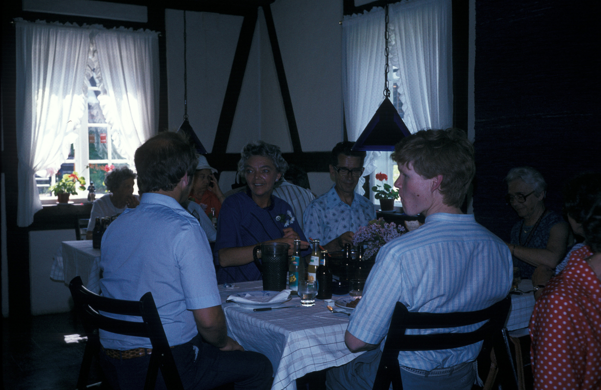 Serie fotografier fra en pensjonistutflukt, Den Norske Husflidsforening, 1982.