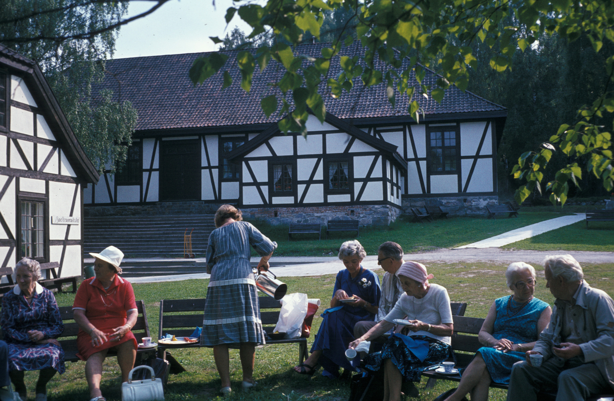 Serie fotografier fra en pensjonistutflukt, Den Norske Husflidsforening, 1982.