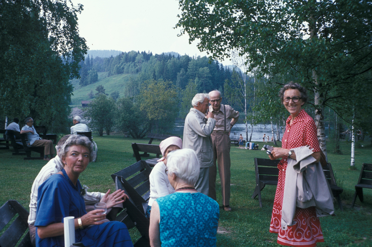 Serie fotografier fra en pensjonistutflukt, Den Norske Husflidsforening, 1982.