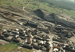 Flyfoto. Oversiktsbilde - Malmplassen med Smelthytta i forgr