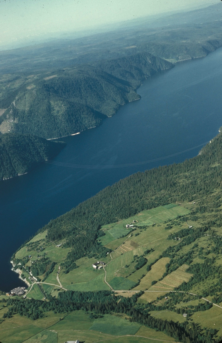 Flyfoto. Oversiktsbilde - Bebyggelse med dyrket mark ved elv. Selbu i Sør-Trøndelag.