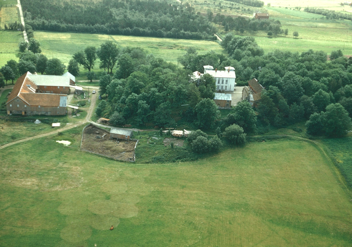 Flyfoto. Oversiktsbilde over Reinskloster ved Rissa i Sør-Trøndelag. 