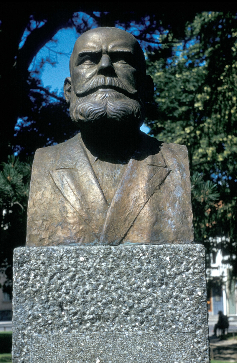 Byste av Jørgen Løvland.