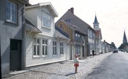 Bygate med trehusbebyggelse.