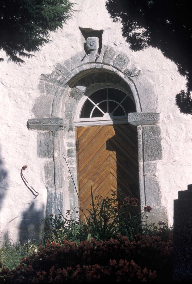 Portalen på Fjære kirke.