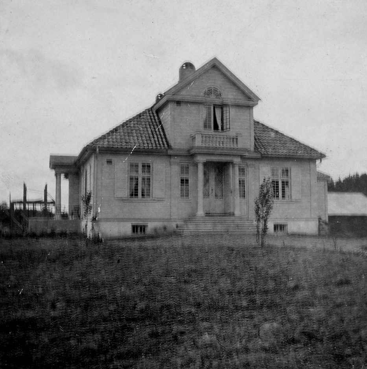 Madam Juells løkke, Terningbekken, direktørboligen ved Norsk Folkemuseum, ca. 1900. Foto i passepartout.