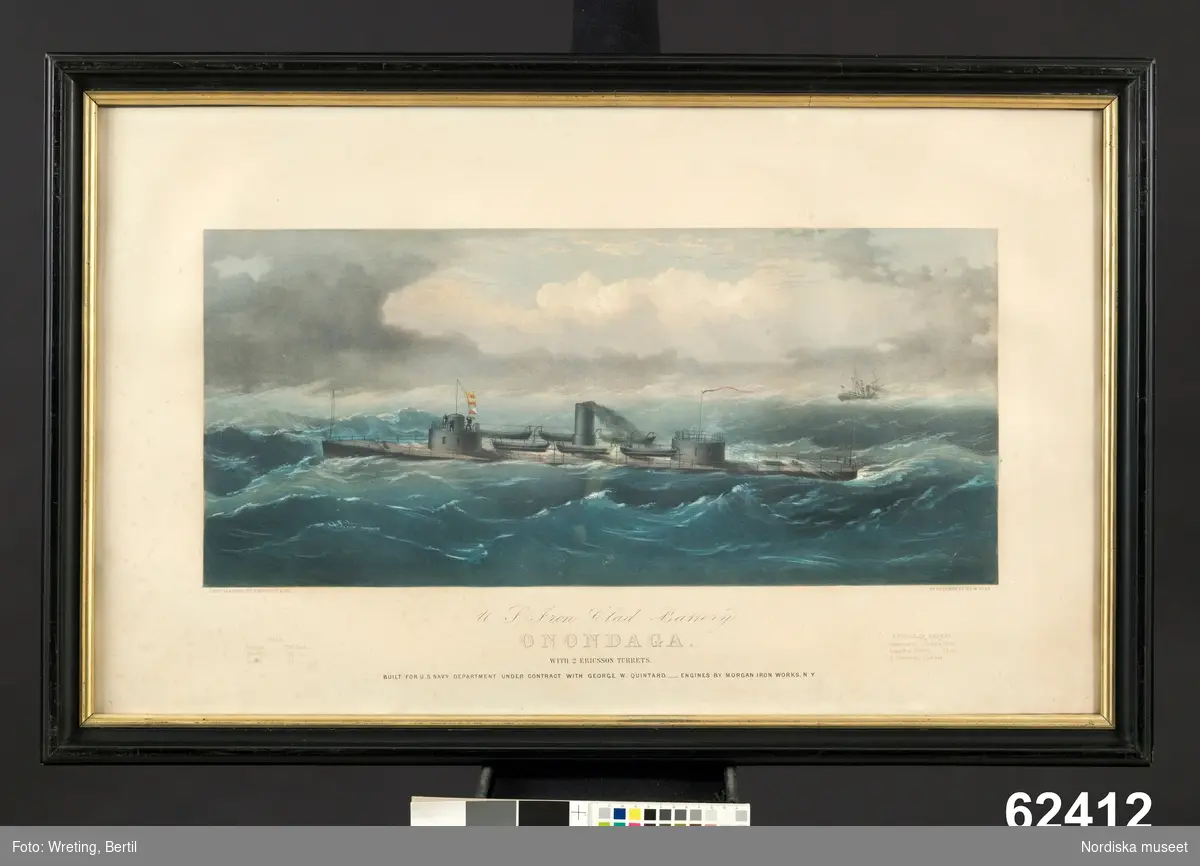 USS Onondaga i hög sjö. En officer oc h två sjömän hissar fyra signalflaggor.