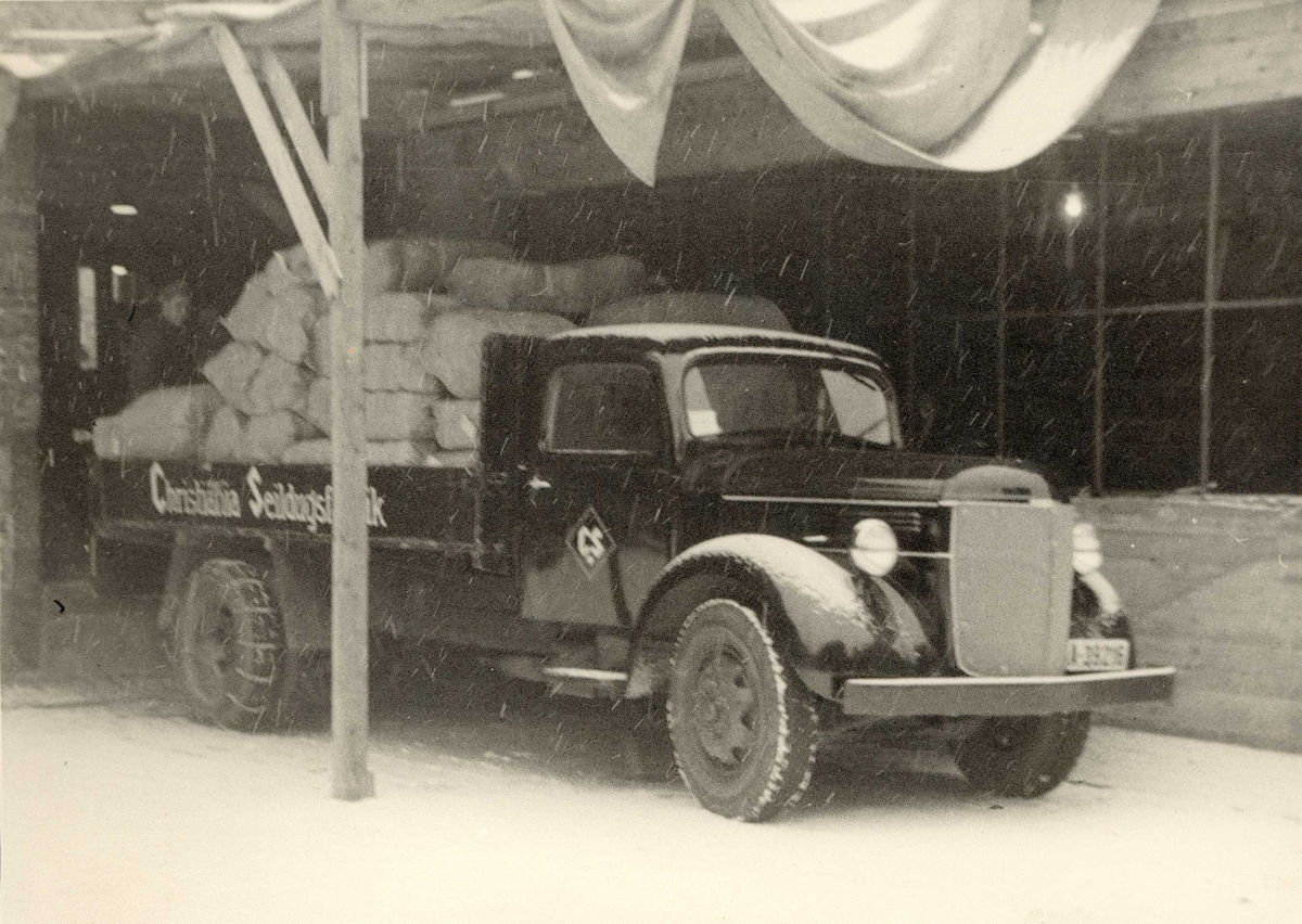 Album fra Christiania Seildugsfabrik. Lastebil, Volvo. Modellen ble produsert 1939-52/54.