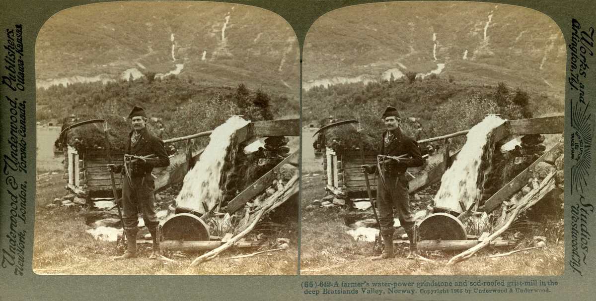Stereofotografi til bruk i stereoskopi. Bonde i folkedrakt ved vanndrevet slipestein i Olden, Stryn, Sogn og Fjordane. Han holder redskaper for høyonn i armene.