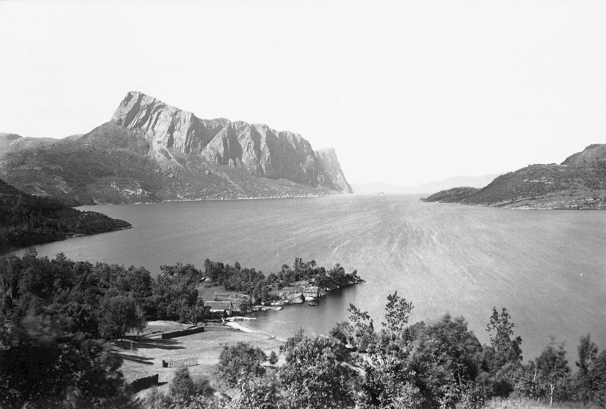 Fjell og fjord landskap med begyggelse. Antakelig Vestlandet.