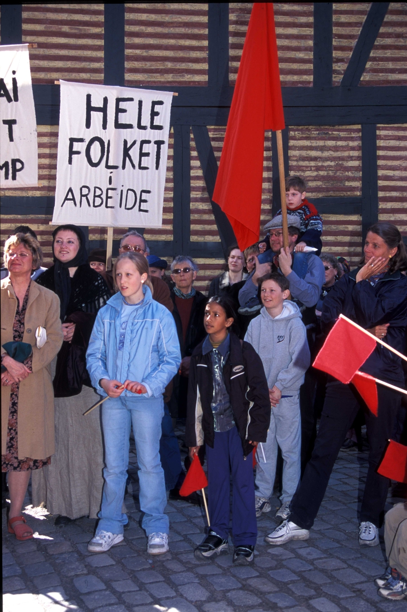 1.mai 2001 i Gamlebyen på Norsk Folkemuseum. Demonstranter med flagg og plakater