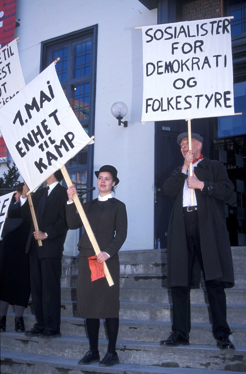 1.mai 2001på Torget foran Hovedbygg  på Norsk Folkemuseum.Demonstranter med flagg og plakater.