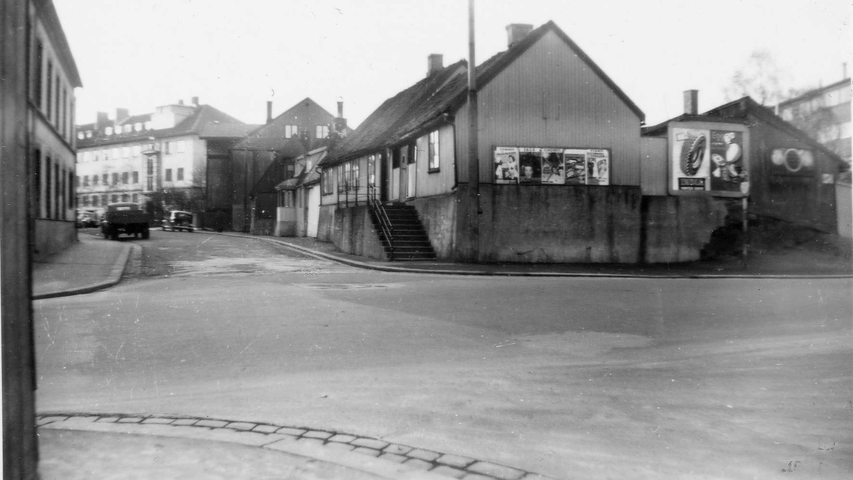 Villa Enerhaugen i Smedgata 30, ved Sørli Plass. Bebyggelse og gatemiljø i Oslo, antakelig fotografert på 1950-tallet. Reklameplakater på husvegger.