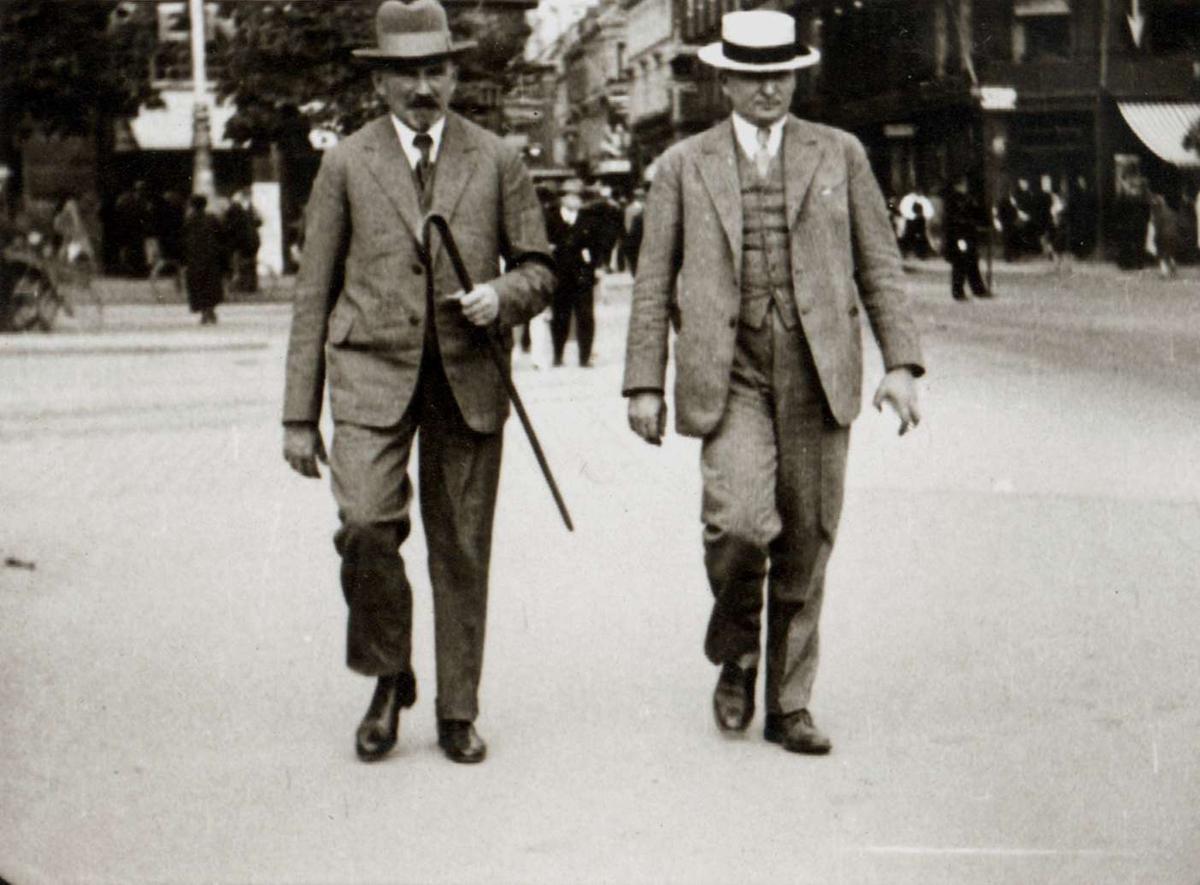 Hans Aall og Jac.S. Worm-Müller på spasertur i København, 1929.