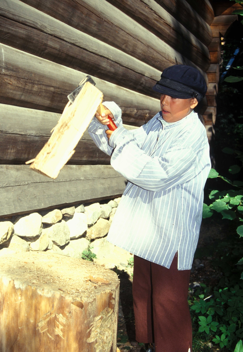 Levendegjøring på museum.
Ferieskole august 2002
Vedhugging i friluftsmuseet.
Norsk Folkemuseum, Bygdøy.