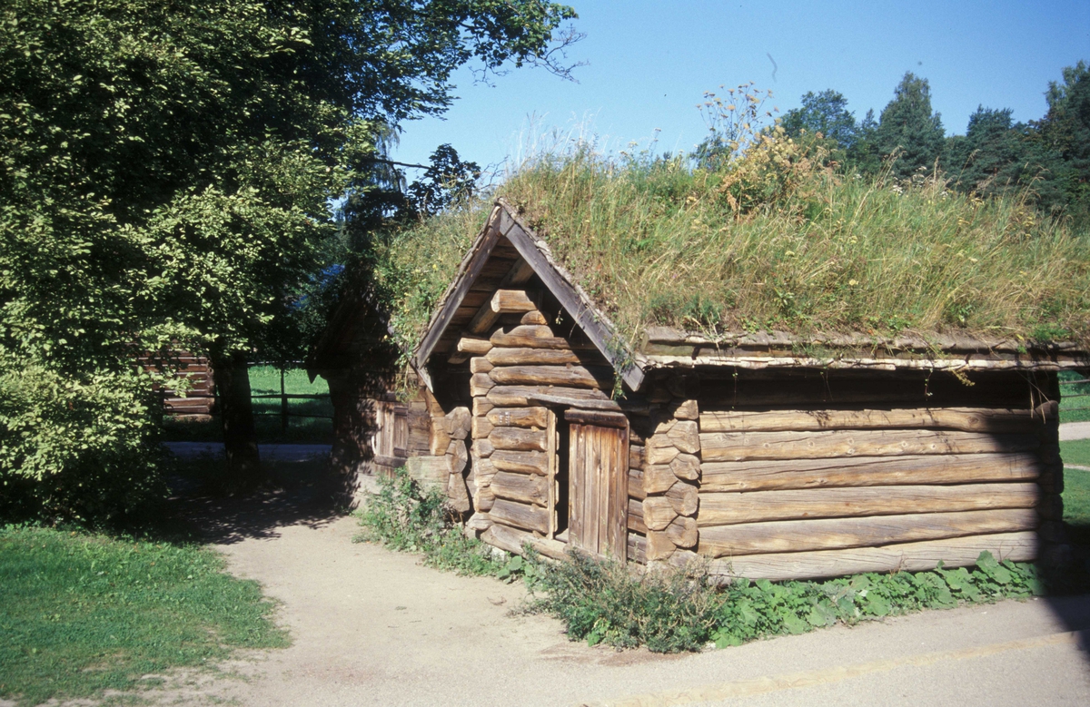 Stall fra "Suistog", Øygarden i Arabygdi i Rauland.Bygning nummer 144 i Telemarkstunet på Norsk Folkemuseum.