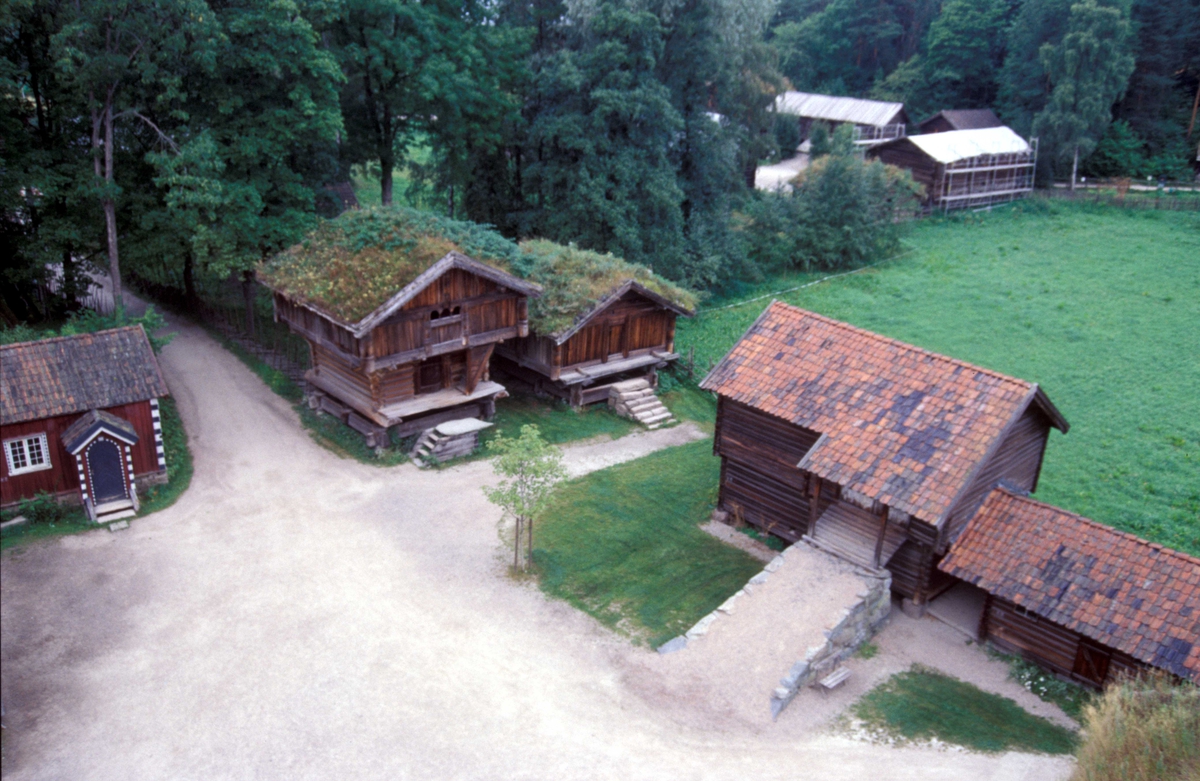 Oversiktsbilde av Telemarkstunet på Norsk Folkemuseum.