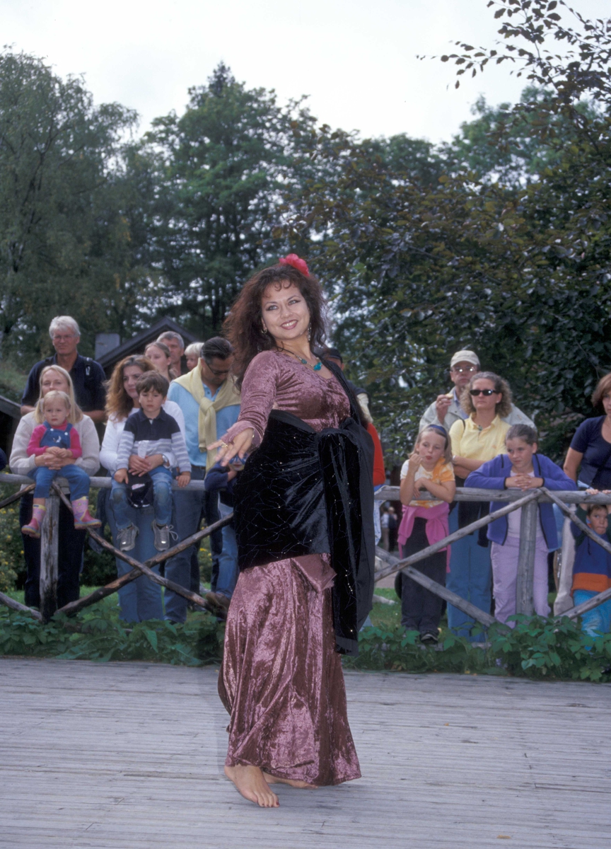 Matdagen 2002 på Norsk Folkemuseum
Magedans ved Torgkafeen 