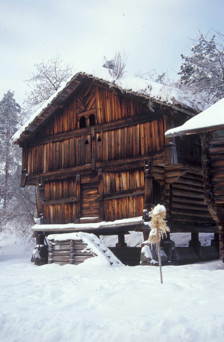 Loft fra Søre Rauland, bygning nummer 25 i Numedalstunet på Norsk Folkemuseum.
Loftet på Numedalstunet med mye snø, og fuglenek i forgrunnen.