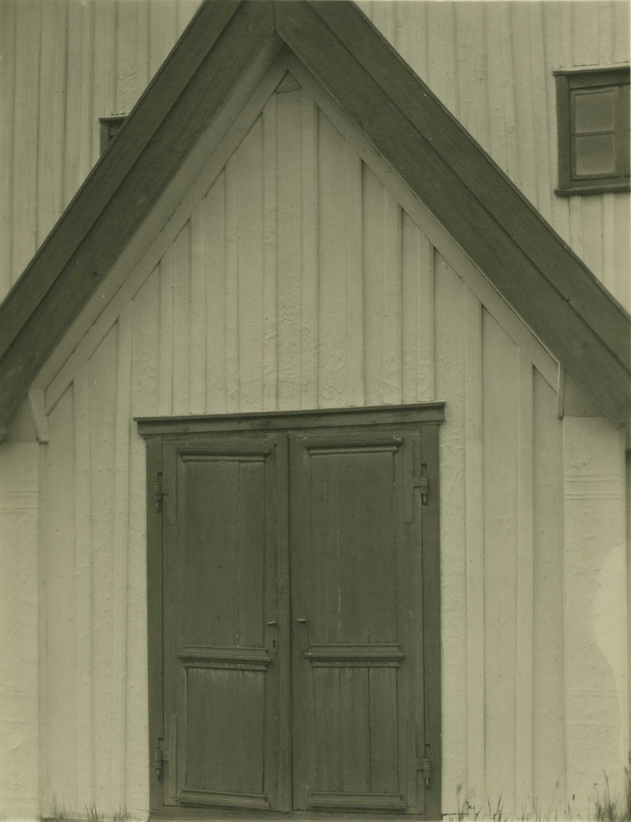 Våpenhus, Hole kirke, Hole, Buskerud. Overmalte rokkokoornamenter ved dør og hjørner. Fotografert 1923.