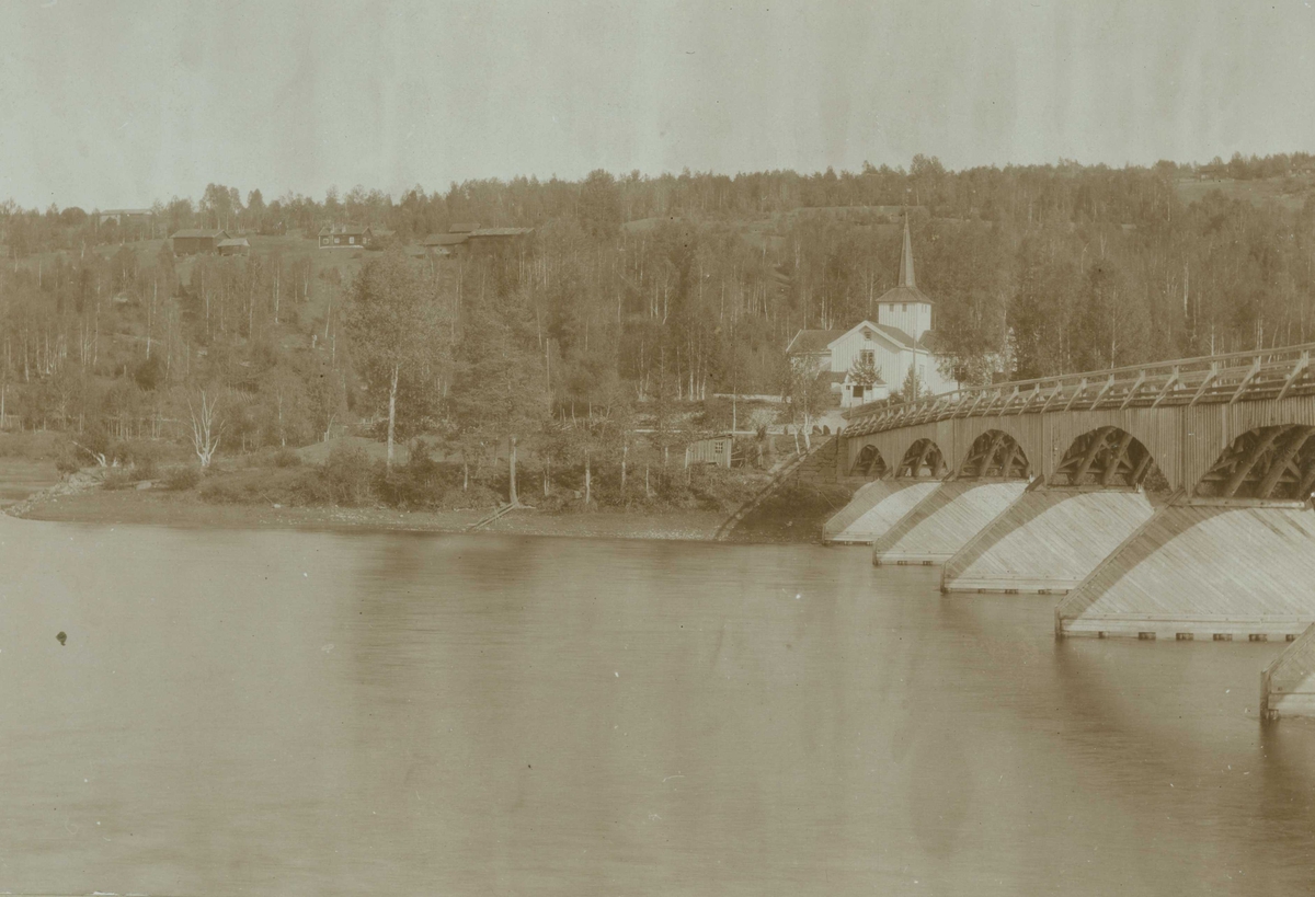 Svene kirke med del av bro, Numedal, Flesberg, Buskerud. Ant. fotografert 1907. 