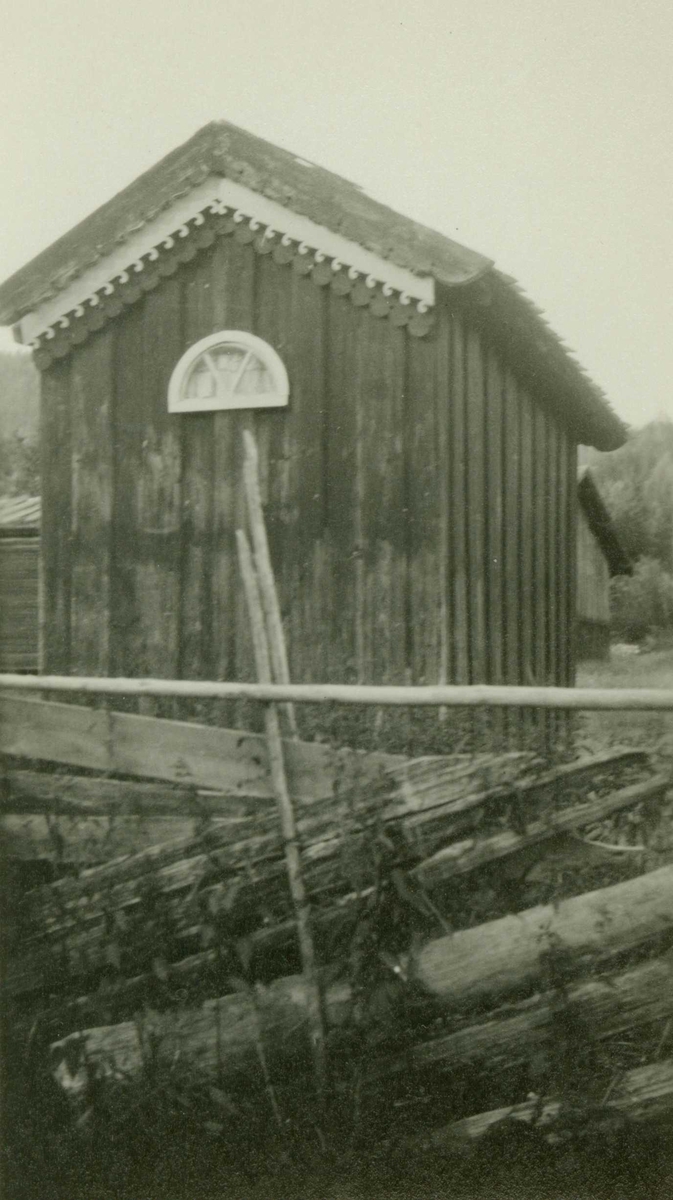 Ant. utedo, Rollag prestegård, Rollag, Buskerud. Fotografet 1929.