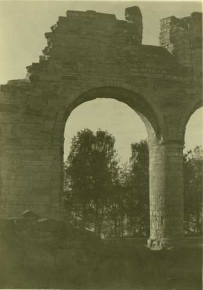 Arkadebue, Hamar Domkirkeruiner, Hamar. Fotografert 1923.