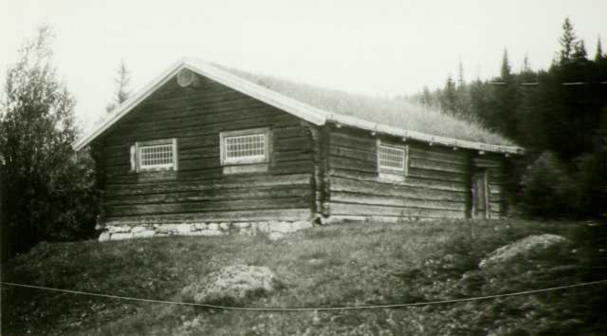 Mønsåsstue fra Eriks i Ljørdalen, oppført 1705, Trysil Bygdetun, Trysil. Fotografert 1935.