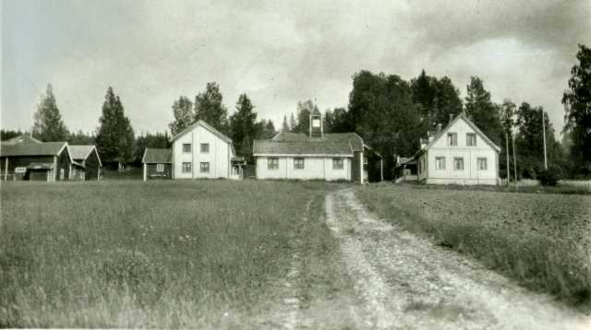 Gårdstun med hovedbygning, sommerstue og drengestue, Nordre Ilsås, Åmot, Hedmark.