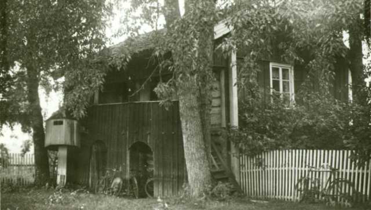 Høgstue, Kongshov, Grue, Hedmark. Fotografert 1935. Dueslag ved enden av høgstuen. 