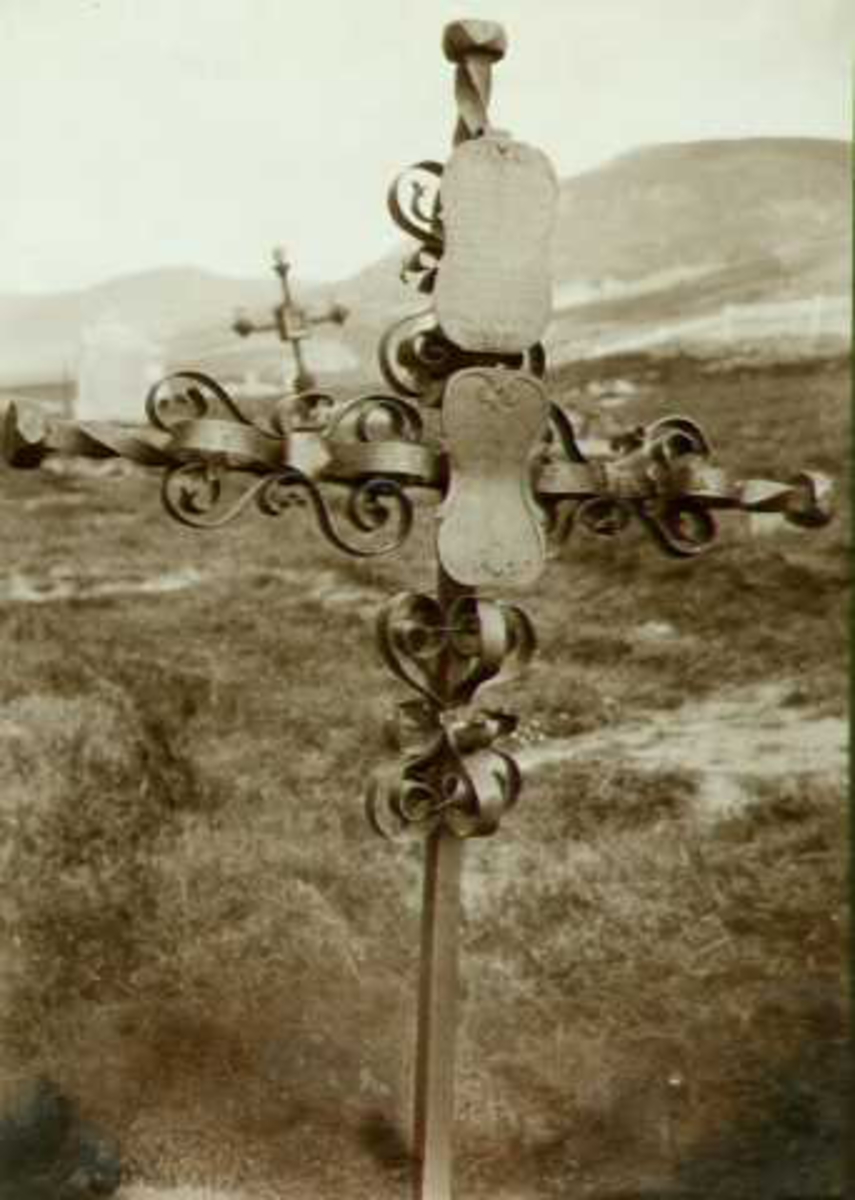 Gravkors i smijern, Dovre kirke, Dovre, Oppland. Fotografert 1911.