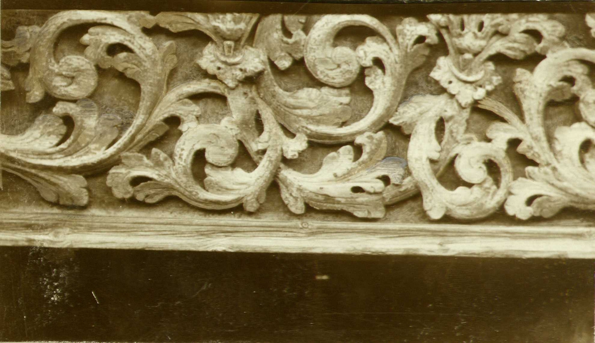 Dørfrise, Kvåle, Skjåk, Oppland.  Av Rolf Kittilstad, 1856. Fotografert 1909.