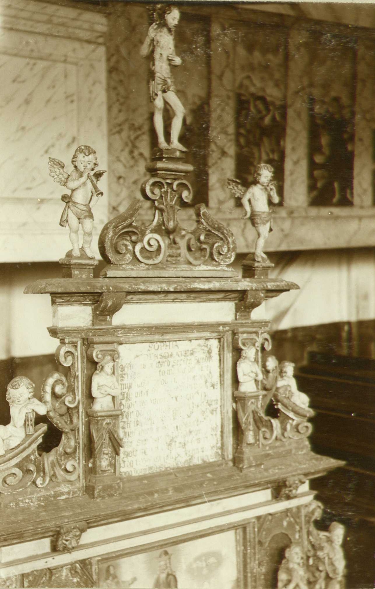 Epitafium over Sophia Alfsen, 1632, øvre del, Vågå kirke, Vågå, Oppland. Fotografert 1909.