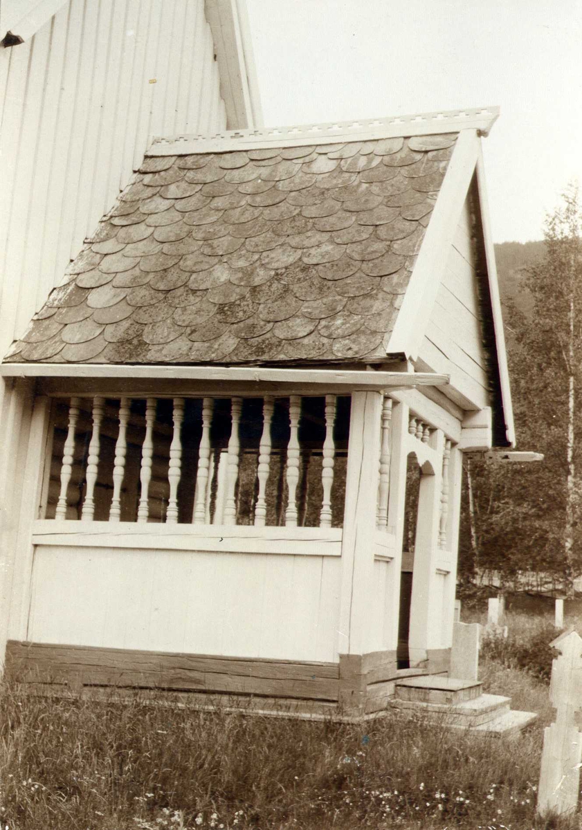 Inngangsparti, Sel kirke, Sel, Oppland. Fotografert 1910.