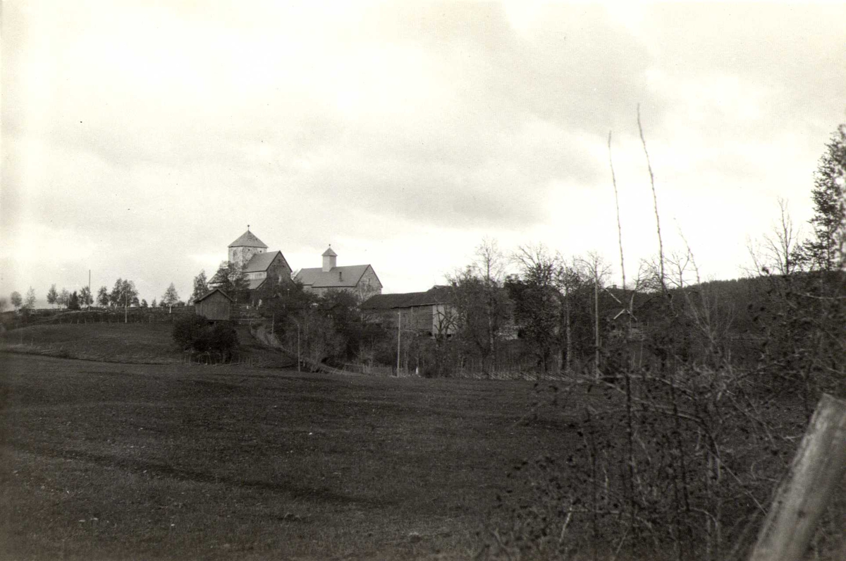 Søsterkirkene på Granavolden, Gran, Oppland. Fotografert 1923.