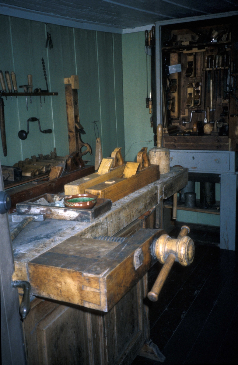 Enerhaugen, Norsk folkemuseum. Snekkerverksted i Stupinngt. 10, NF207. Forstadshus fra ca 1840.