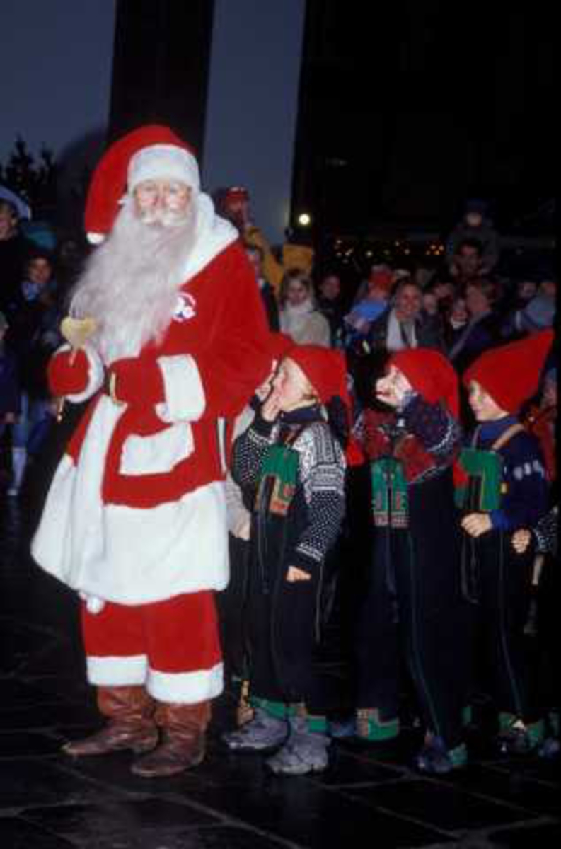 Julemarked på Norsk Folkemuseum året 2003. Museets dansegruppe opptrer på torget. Her sammen med julenissen.