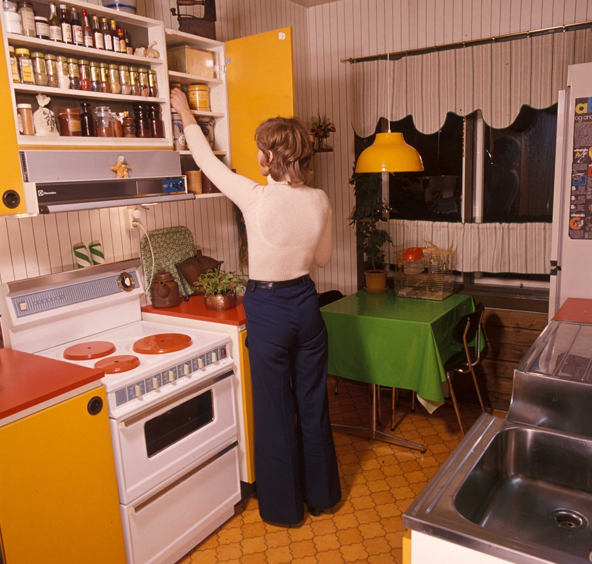 Nyinnredet kjøkken i OBOS leiegård. Nye Bonytt 1975-2. Ikke publisert.