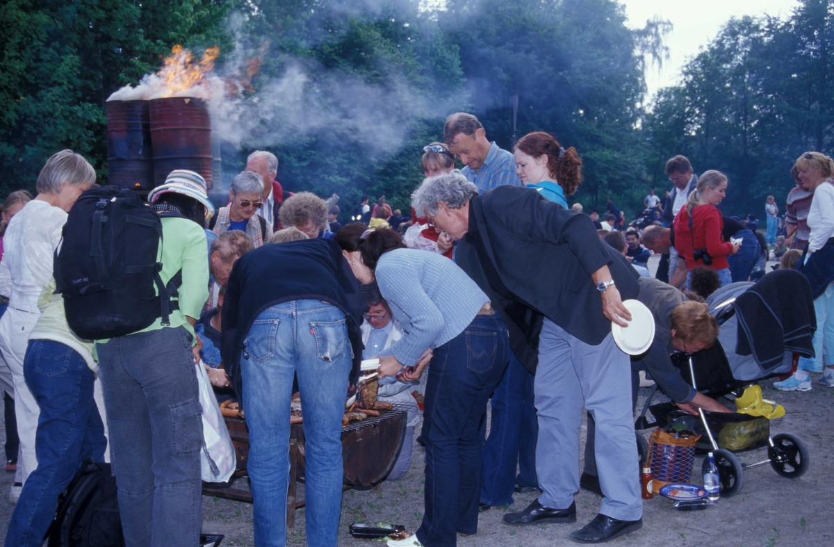 St. Hansaften og jonsokbryllup på Norsk Folkemuseum 2004. Her er det tønnebål på Festplassen.