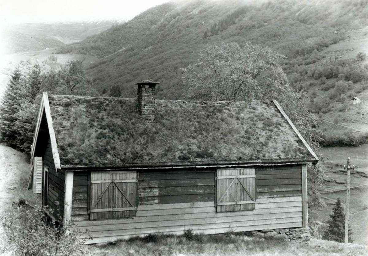 Ovrisdalen, Sogn og Fjordane, bygget 1862. Lite skolehus med lemmer for vinduene, torv på taket og utsikt over dal og vann. Registrering utført 1958-59 av Johan Schiong for Noregs Lærarlag. 