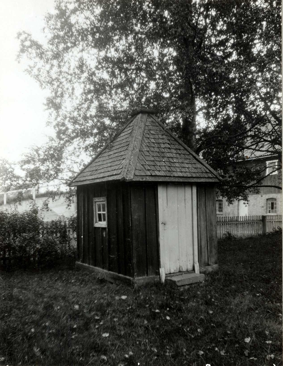 Sør-Odals prestegård, Sør-Odal, Hedmark. Utedo med spisst tak. Låve i bakgrunnen.