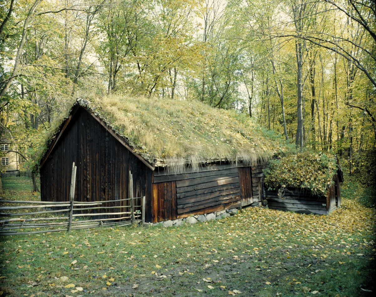 Løe med stall fra Sandnes i Jølster, bygning nummer 72 og 73 på Vestlandet på Norsk Folkemuseum.
