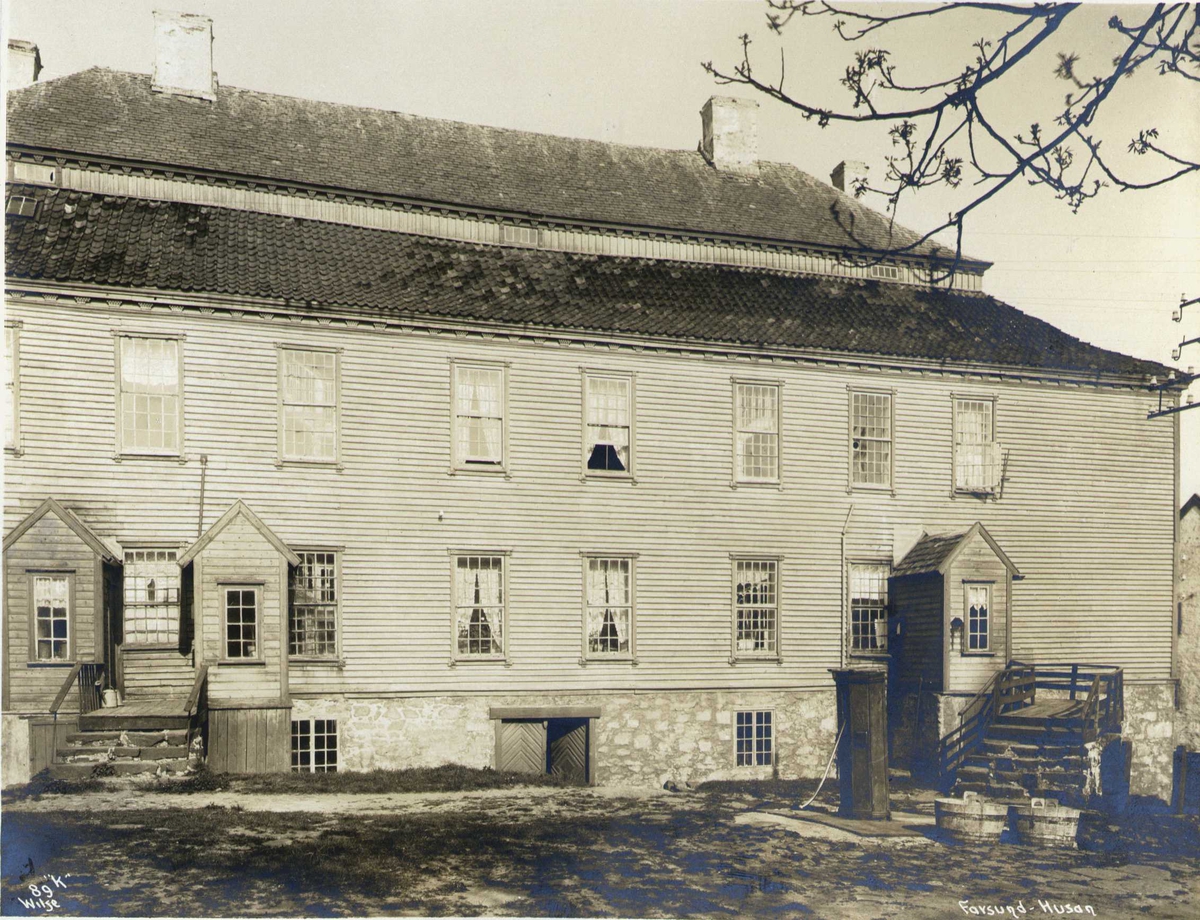 Hovedbygning sett fra baksiden, Husan, Farsund, Vest-Agder. Husan benyttes nå som rådhus. Fotografert 1912.