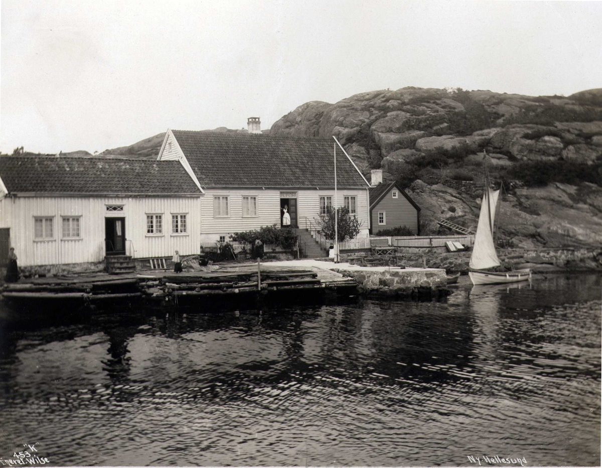 Skjærgård med trehus og seilbåt, Ny Hellesund, Søgne, Vest-Agder. Fotografert 1912.