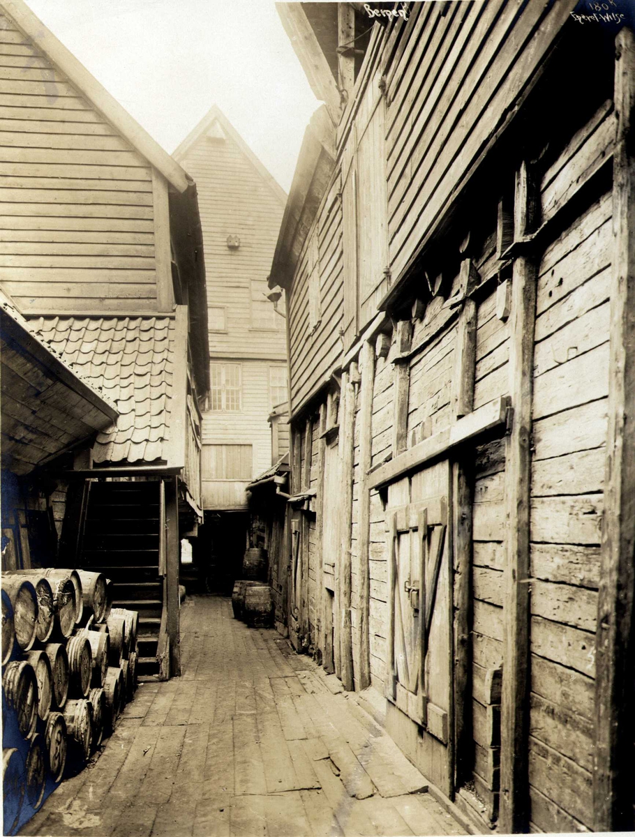 Sjøboder, Hjortegården, Tyskebryggen, Bergen, Hordaland. Lagrede tønner. Fotografert 1912.