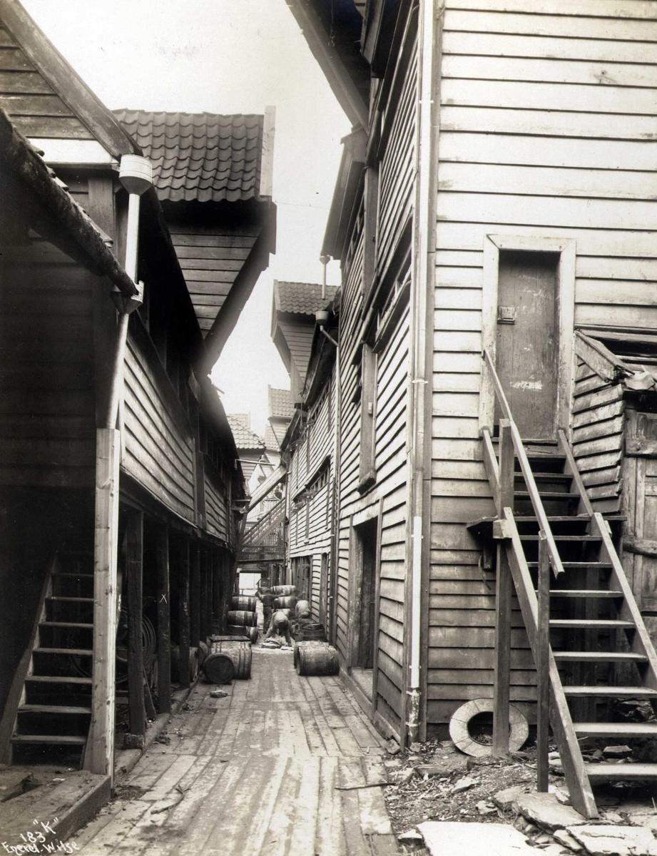 Bredsgården, Tyskebryggen, Bergen, Hordaland. Lagrede tønner. Fotografert 1912.