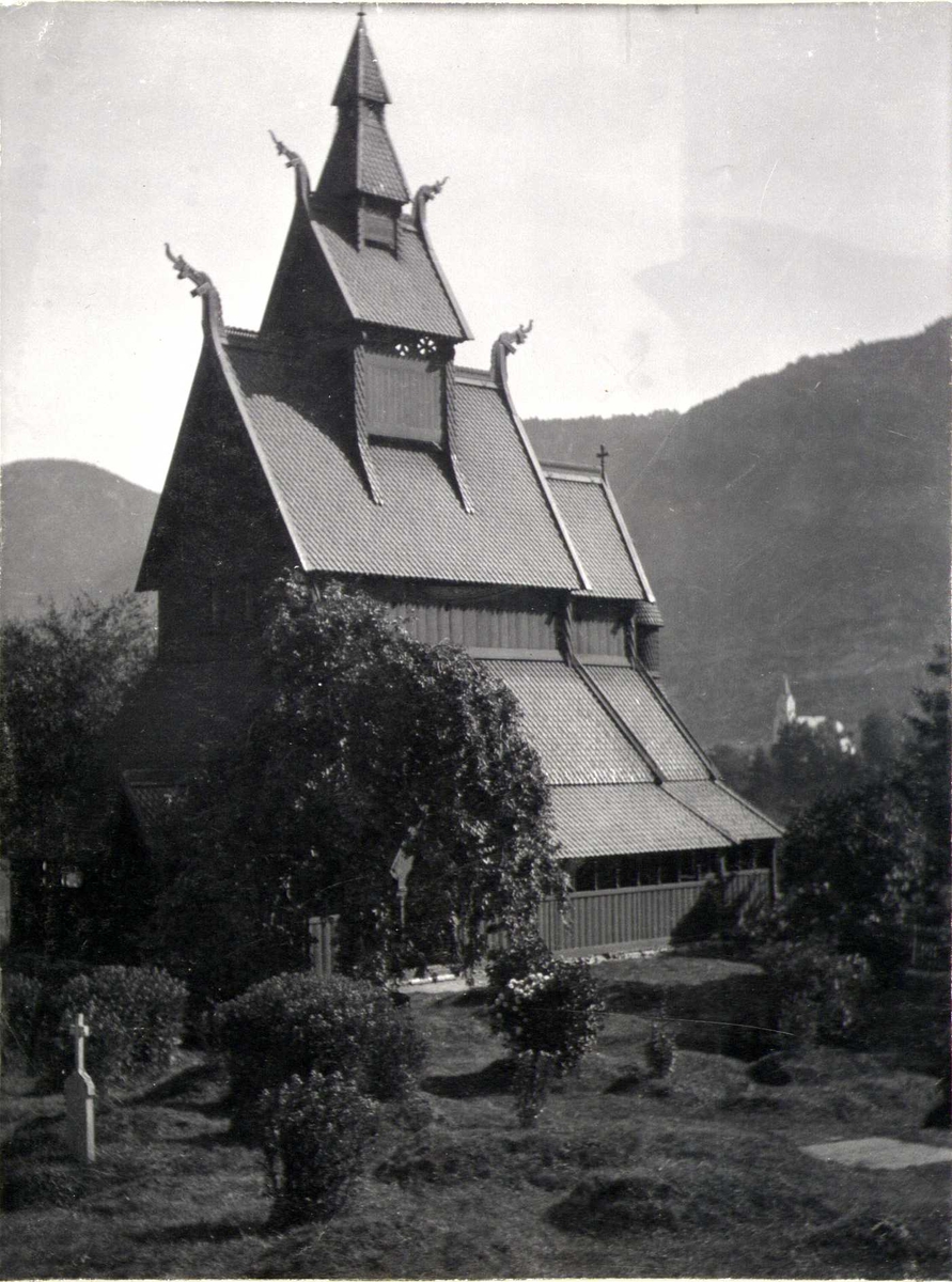 Hopperstad stavkirke, Vik, Sogn og Fjordane. Fotografert 1904.