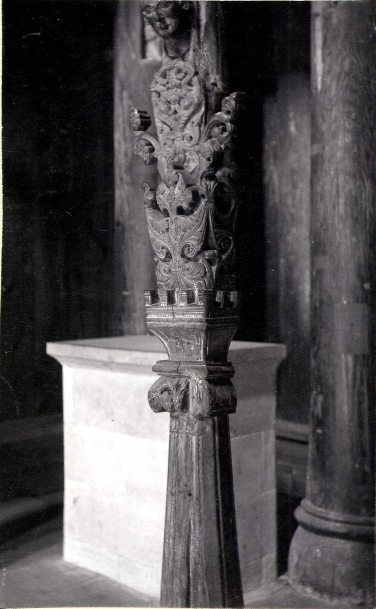 Ciboriestolpe, Hopperstad stavkirke, Vik, Sogn og Fjordane. Fotografert 1904.
