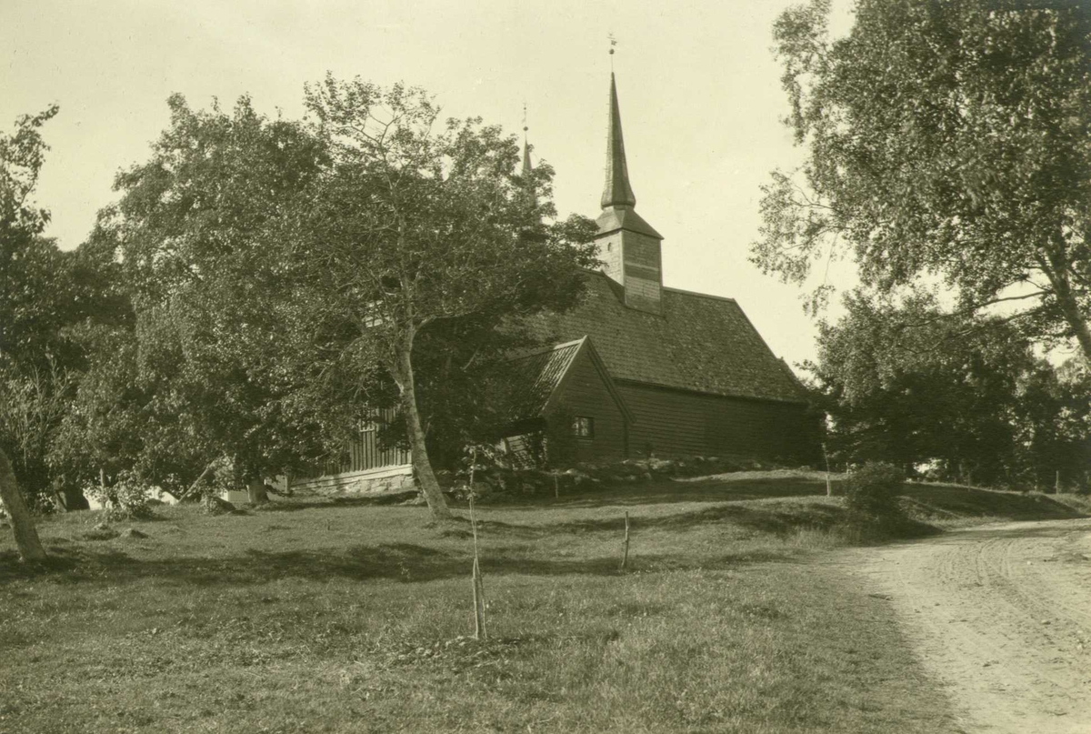 Kvernes stavkirke sett fra nordøst, Averøy, Møre og Romsdal. Fotografert 1917.