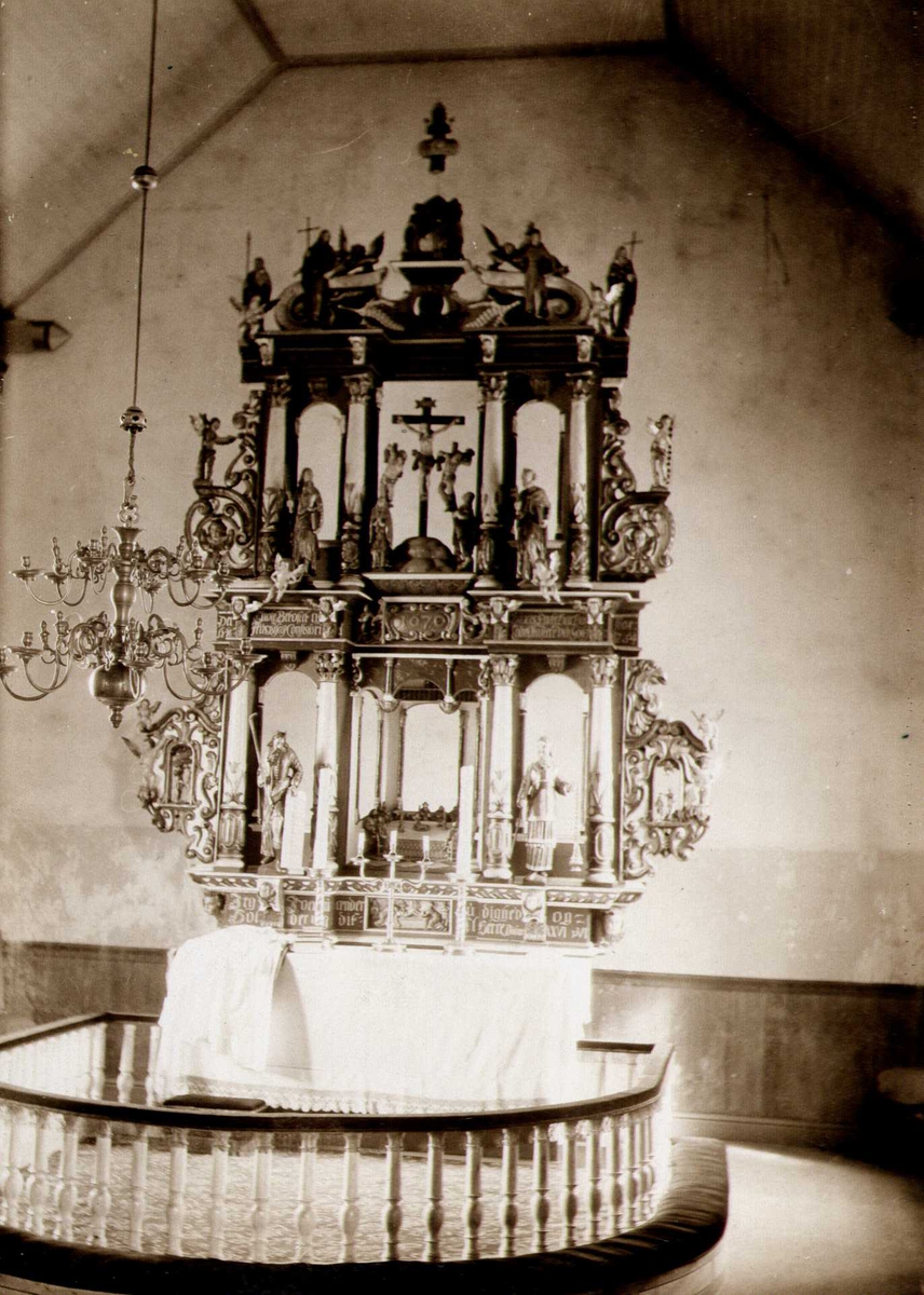 Altertavle fra 1670 og lysekrone fra 1766, Bodin kirke, Bodø, Nordland. Fotografert 1905.